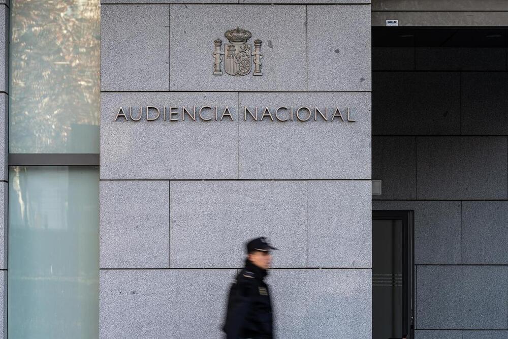 Archivo - Un agente de Policía Nacional camina frente a la Audiencia Nacional. - Diego Radamés - Europa Press