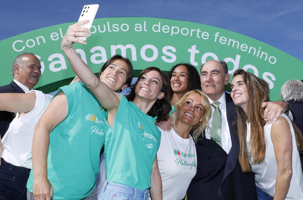 Ignacio Sánchez Galán y el CEO de Iberdrola España, Mario Ruiz-Tagle, haciéndose un selfie con deportistas de las 35 federaciones