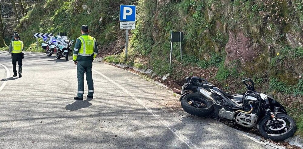 Agentes de la Guardia Civil junto a la motocicleta accidentada