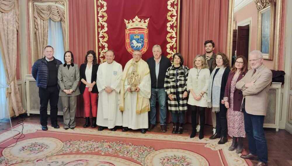 El Ayuntamiento de Pamplona recibe al Ángel de Aralar