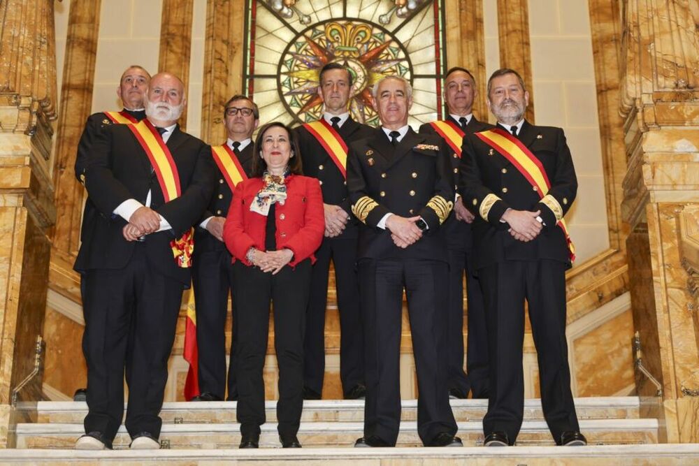 La ministra de Defensa, Margarita Robles posa para la foto de familia junto a los galardonados con las condecoraciones de la Armada, entre ellos el chef José Andrés (i), fundador de la ONG World Central Kitchen (WCK)