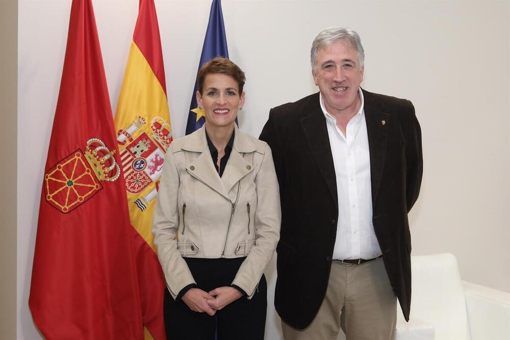 María Chivite junto con Joseba Asiron 