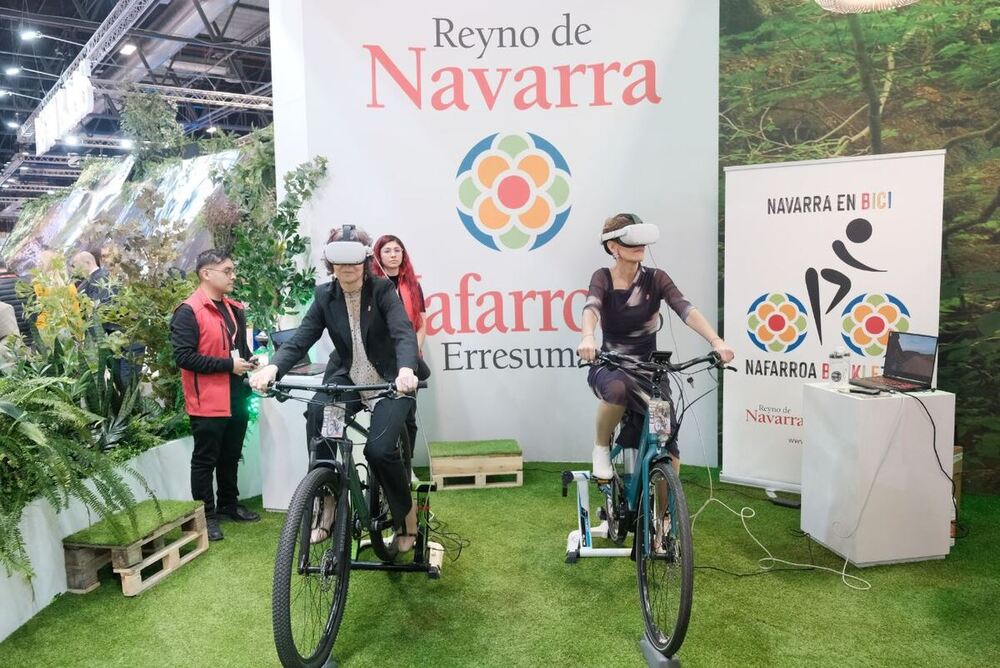 La presidenta Chivite y la consejera Esnaola montan en bici en FITUR