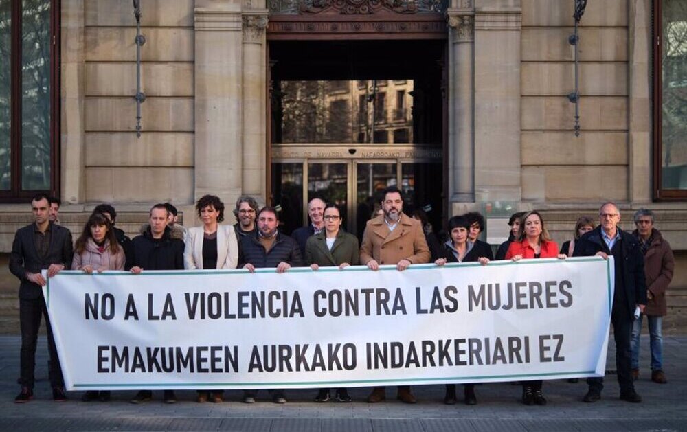 Concentración del Parlamento de Navarra tras la confirmación un asesinato machista cometido en agosto en Málaga - PARLAMENTO DE NAVARRA