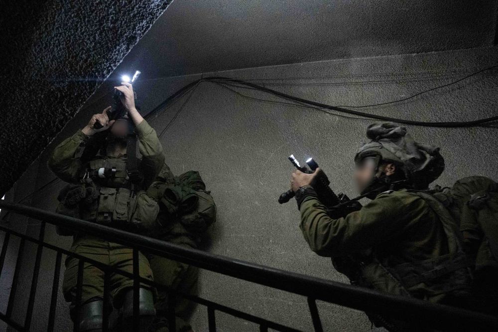 Fotografía facilitada por las Fuerzas de Defensa Israelíes que muestra unos militares israelíes durante una incursión en Gaza