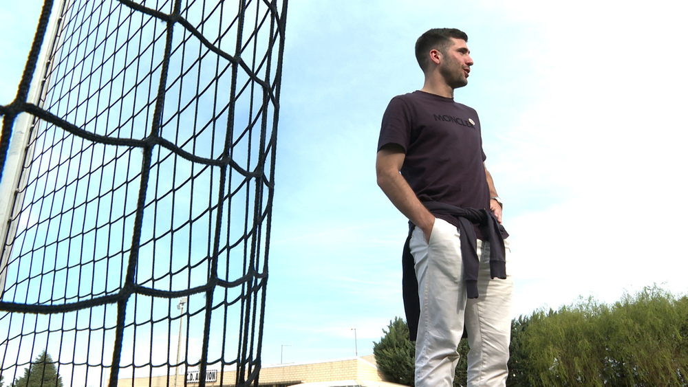 Jesús Areso posa con la camiseta de Osasuna en el campo de fútbol de Cascante.