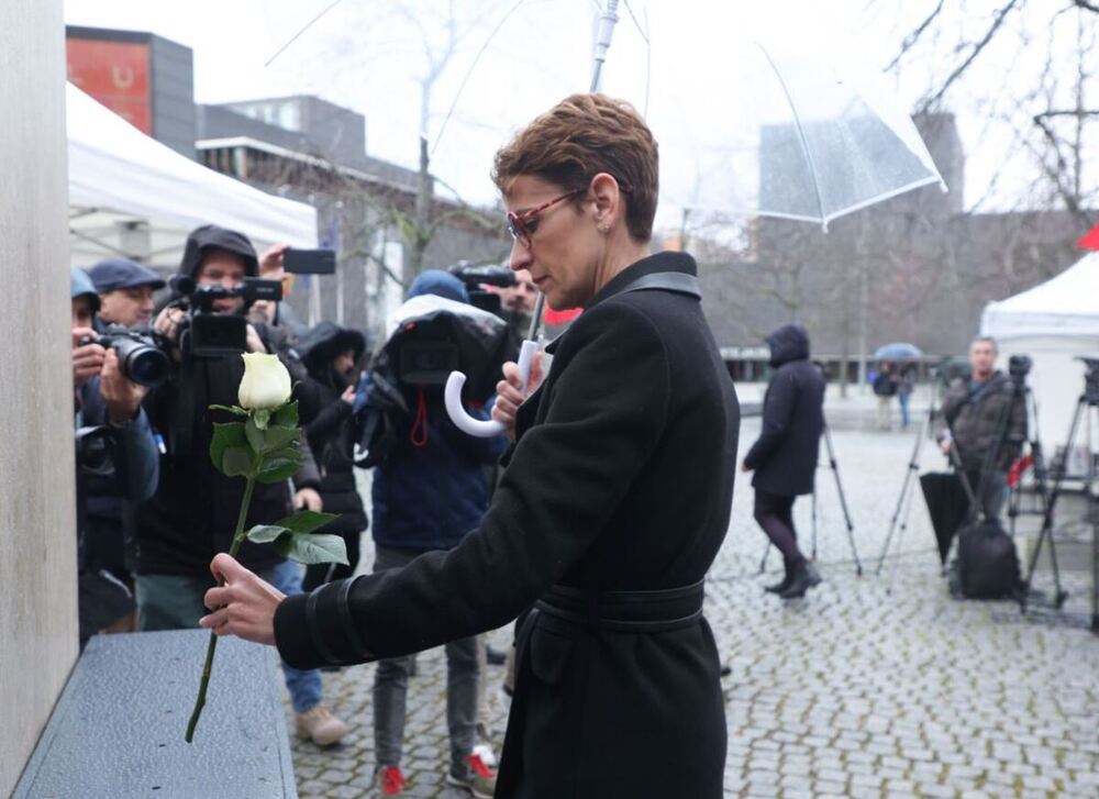 La presidenta María Chivite pone una rosa blanca en recuerdo a las víctimas del terrorismo