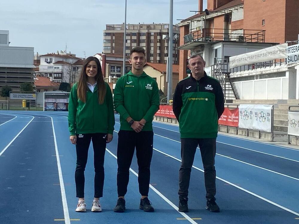 Alicia Carrera, Tristan Cárdenas y Francis Hernández posan en la antesala al campeonato