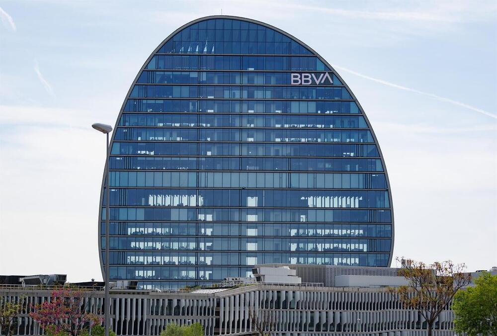 Fachada del banco del BBVA en la ciudad del BBVA, a 10 de abril de 2023, en Madrid (España). - Eduardo Parra
