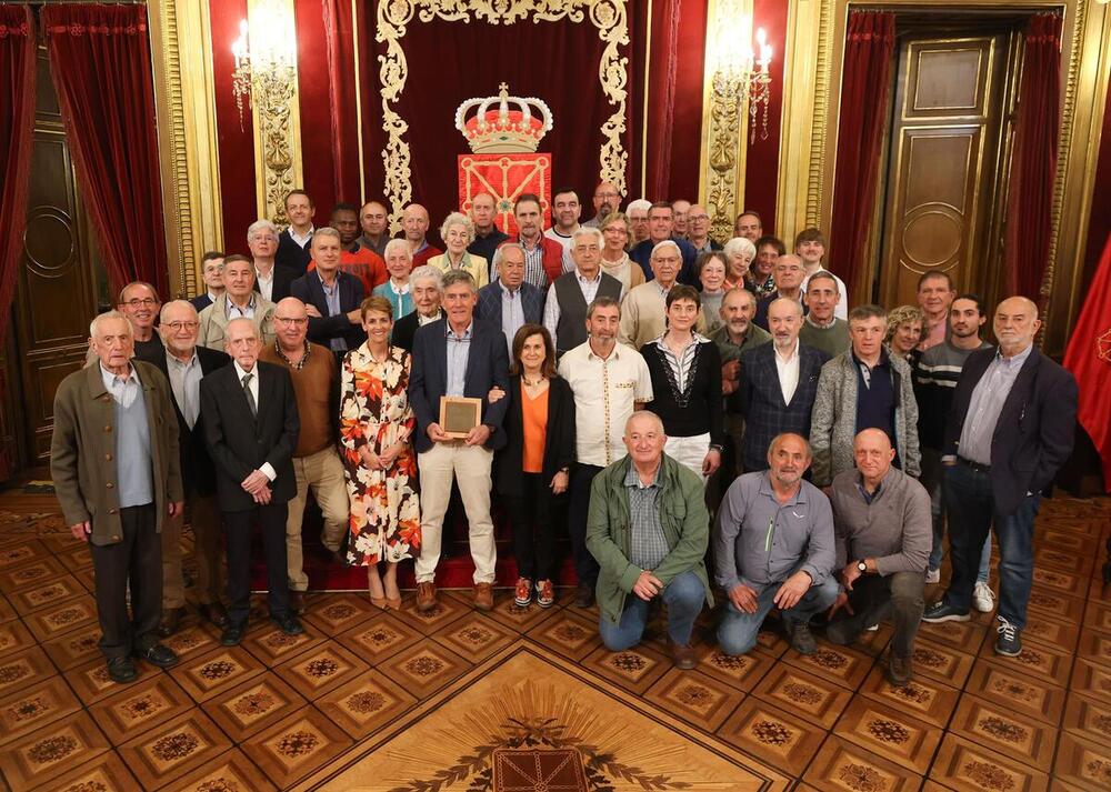 La ONG Ayuda Contenedores recibe el Premio Francisco de Javier 2023 concedido por el Gobierno de Navarra.
