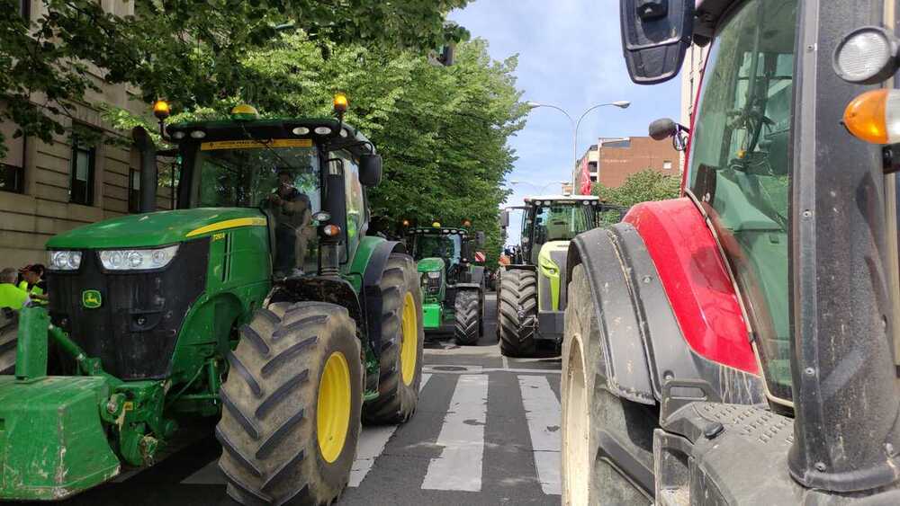 Imagen de los tractores llegando a la Plaza de Merindades