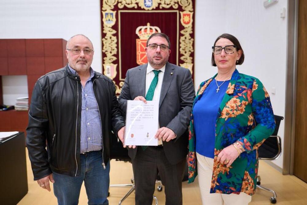Visita del alcalde y la consejera de Salud del Ayuntamiento de Andosilla, al presidente del Parlamento