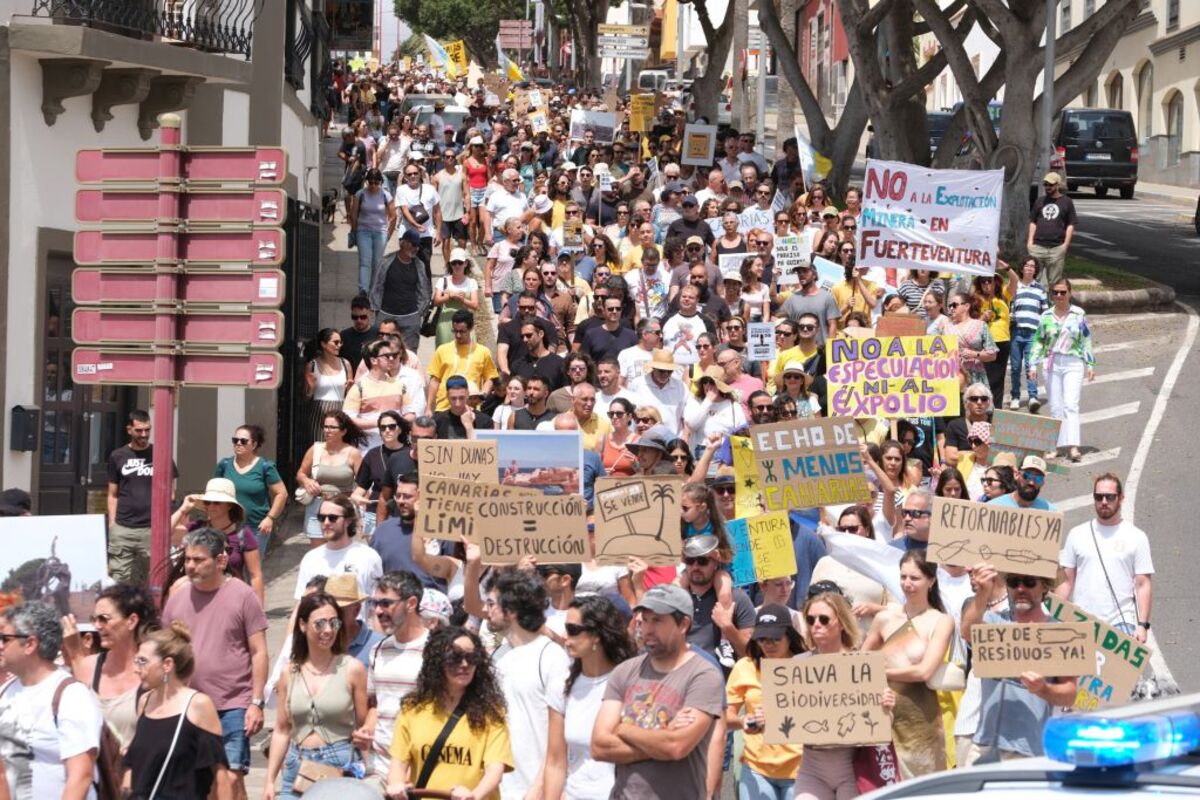 Decenas de personas protestan durante una manifestación contra el modelo turístico, a 20 de abril de 2024, en Puerto del Rosario, Fuerteventura, Canarias (España). Las ocho islas canarias se unen hoy para protestar contra la masificación turística. Es  / EUROPA PRESS CANARIAS   EUROPA P