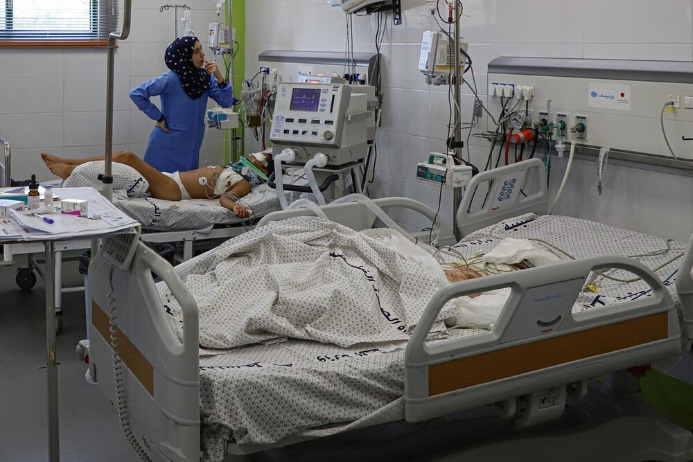Una trabajadora médica con un niño herido ingresado en el Hospital Naser, en la ciudad de Jan Yunis, situada en el sur de la Franja de Gaza