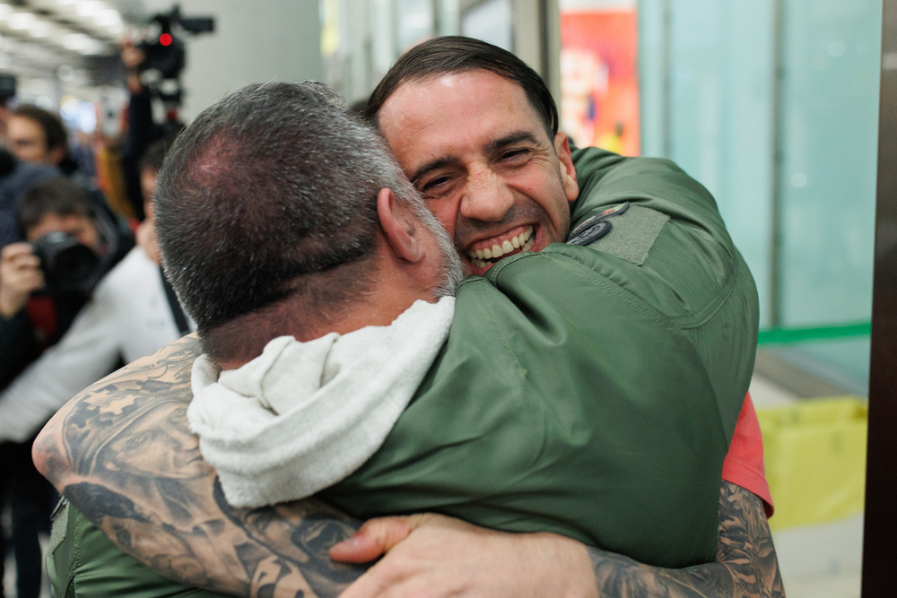 Santiago Sánchez Cogedor se abraza con un allegado en el Aeropuerto de Madrid tras ser liberado de una cárcel de Irán