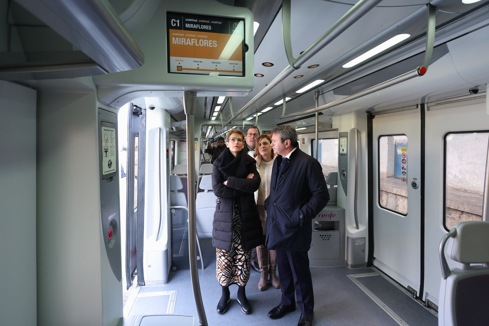 La Presidenta de Navarra, María Chivite y el secretario de Estado de Transportes y Movilidad Sostenible, José Antonio Santano, en la visita a la estación de tren de Pamplona.