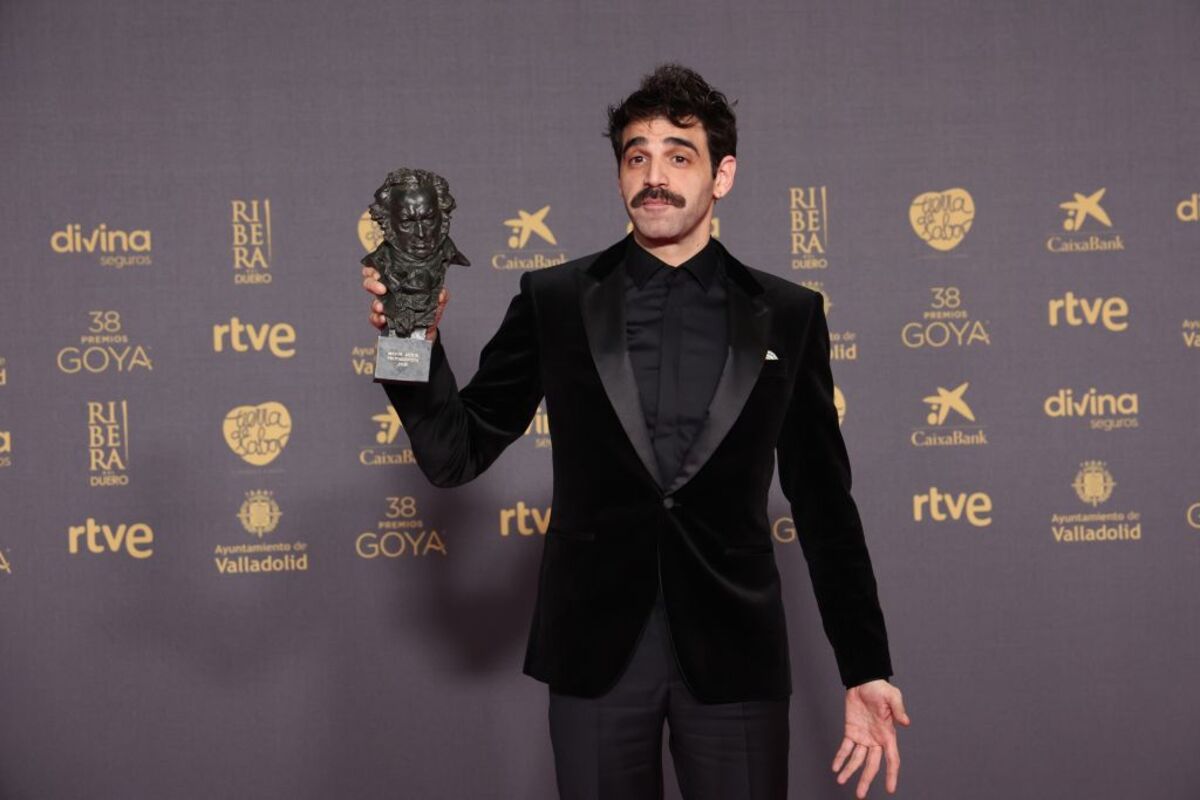 El actor David Verdaguer posa con el Goya a Mejor Actor Protagonista por 'Saben aquell'  / RAÚL TERREL