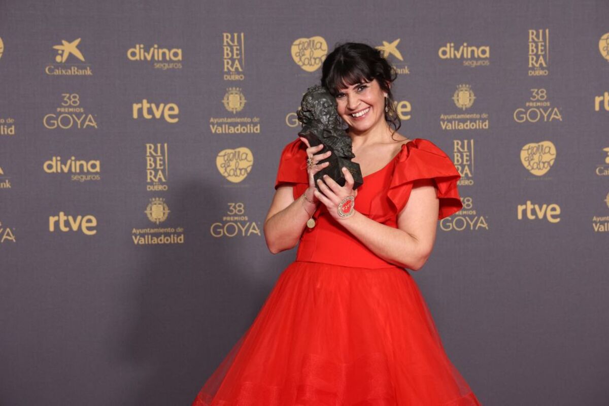 La actriz Janet Novás posa con el Goya a Mejor Actriz Revelación, por su trabajo en 'O corno'  / RAÚL TERREL