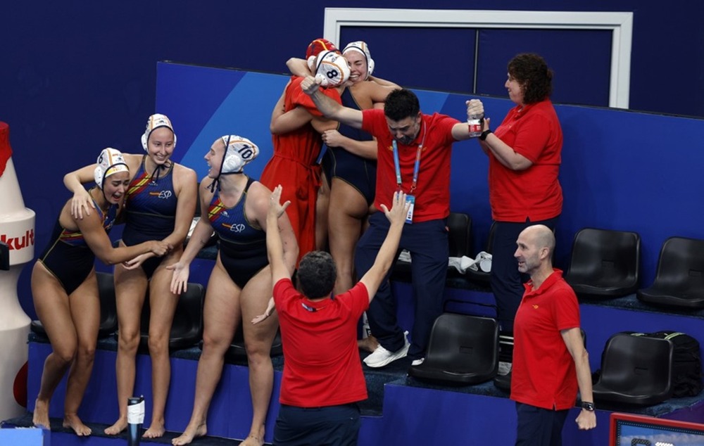El equipo femenino español de waterpolo tras hacerse con la medalla de bronce en el Mundial de Doha