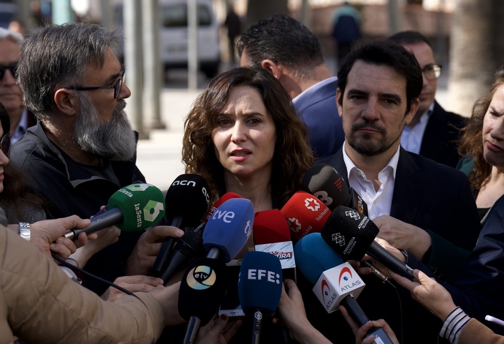 La presidenta de la Comunidad de Madrid, Isabel Díaz Ayuso, ofrece declaraciones a los medios en Barcelona