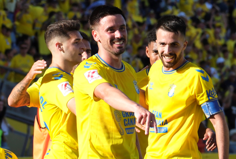 Alegría de los futbolistas del Las Palmas tras el primer gol del partido