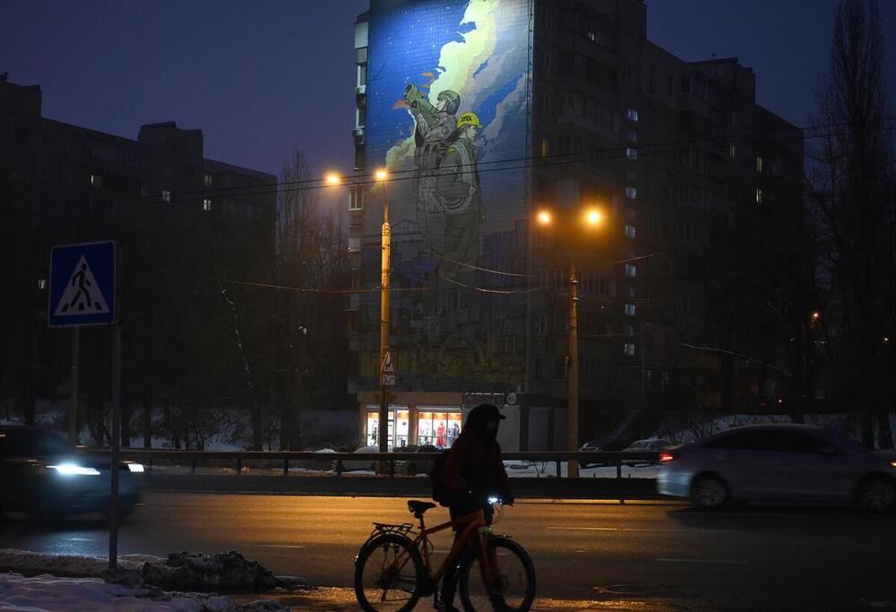 Un hombre cerca de un mural en la capital de Ucrania, Kiev, en honor a los encargados de los sistemas de defensa aérea y los trabajadores del sistema energético (archivo)
