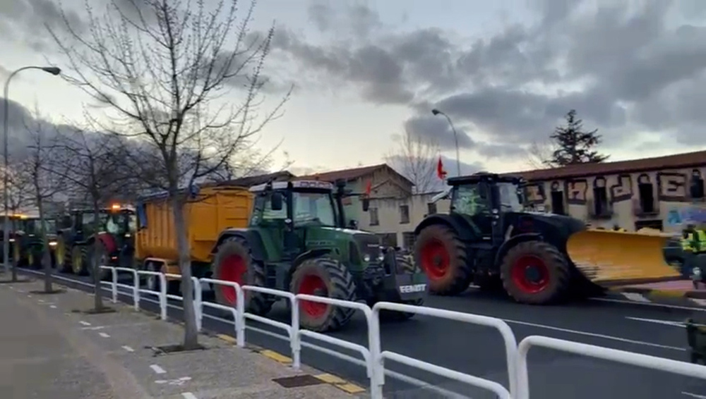 Un grupo de tractores intenta llegar al centro de Pamplona desde Zizur