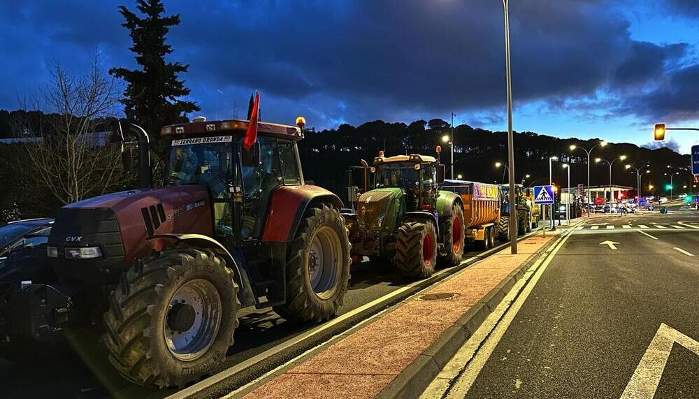 Un grupo de tractores intenta entrar en Pamplona desde Zizur