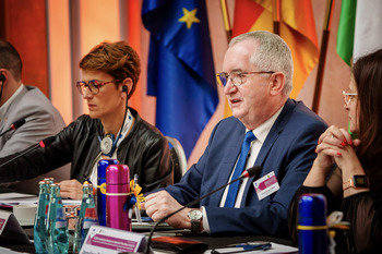 La Presidenta Chivite, junto a Thomas Schmidt, ministro de Desarrollo Regional de Sajonia, durante su intervención. Autor: André Wirsig.    Descargar imagen