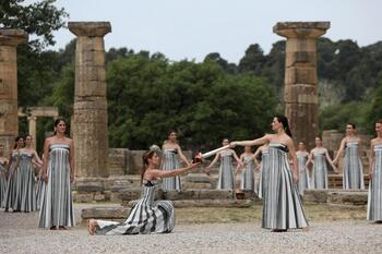 Encendido de la antorcha olímpica este lunes en las ruinas de la antigua Olimpia. 