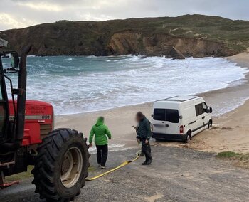 Rescatan a un navarro atrapado con su furgoneta en la playa