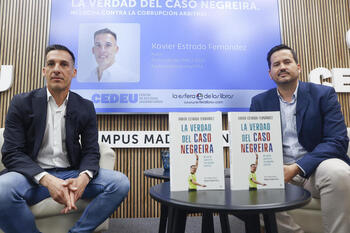 El excolegiado Xavier Estrada Fernández (i) y el periodista Miguel Ángel Pérez presentan el libro 'La verdad del caso Negreira. Mi lucha contra la corrupción arbitral'