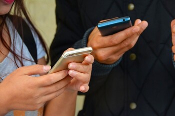 ¿Eres capaz de socializar sin el teléfono móvil a mano?