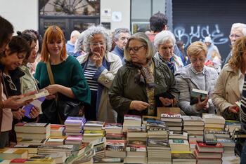 Lluvia de libros en las calles de Navarra