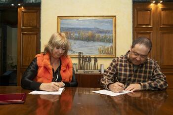 La vicepresidenta Ollo y el director de Topagunea, Oskar Zapata, firman el convenio 