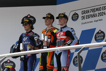 El piloto español de Moto2 Fermín Aldeguer (c) (SpeedUp Racing ), primer clasificado, en el podio junto al estadounidense Joe Roberts (i) (OnlyFans American Racing Team), segundo, y Manuel González (d) (QJMOTOR Gresini Moto2), tercero