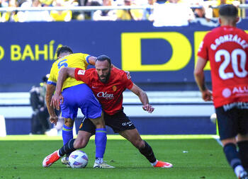 El defensa del Cádiz Victor Chust y el delantero kosovar del Mallorca Vedat Muriqui, durante el partido de LaLiga de la jornada 33, este domingo en el estadio Nuevo Mirandilla de Cádiz