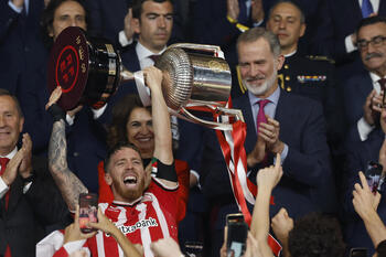 Iker Muniain levanta el trofeo de la Copa del Rey. 