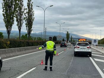 Un agente de la Guardia Civil regula el tráfico en el lugar del accidente. - GUARDIA CIVIL