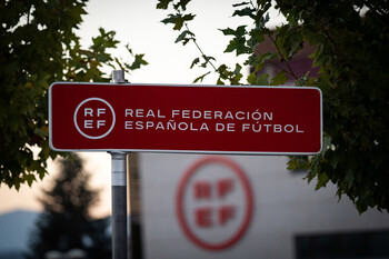 Cartel de la sede de la Real Federación Española de Fútbol