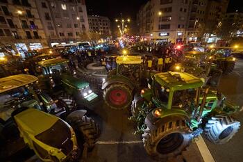 Decenas de tractores colapsan el centro de Pamplona - Eduardo Sanz 