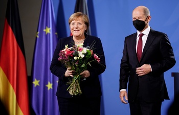 El Bundestag despide en pie a Merkel tras 16 años