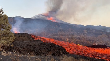 La lava continúa discurriendo sobre todo por la zona central
