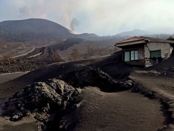 El derrame de una colada arrasa más edificaciones en La Palma