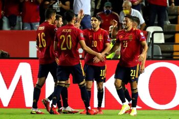 España encuentra la contundencia con un póker de goles