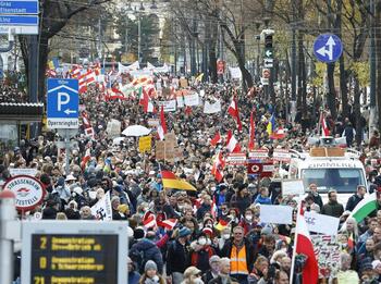 Protesta multitudinaria en Viena contra las nuevas medidas
