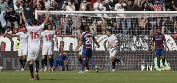 El Sevilla se asienta en lo alto en un partido de hemorragia