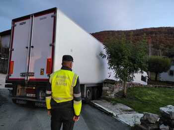 Consiguen retirar un camión atascado en una calle de Etuláin