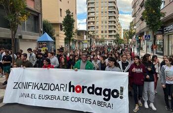 Una manifestación reclama el derecho a vivir en euskera
