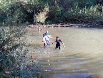 Salvan la vida de un perro en el río Arga